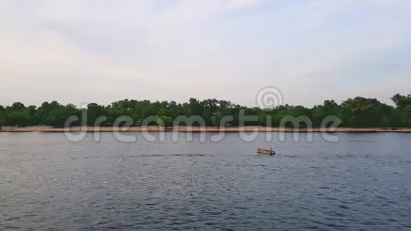 4K船在日落前和一个渔民在宽阔的第聂伯河上航行视频的预览图