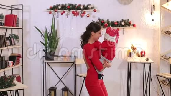 一位母亲带着一个新生婴儿在家过圣诞节的肖像视频的预览图