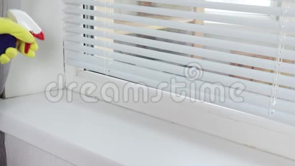 用卫生喷雾剂和一只戴着黄色橡胶手套的女人的手用海绵清洁清洗过的窗台视频的预览图