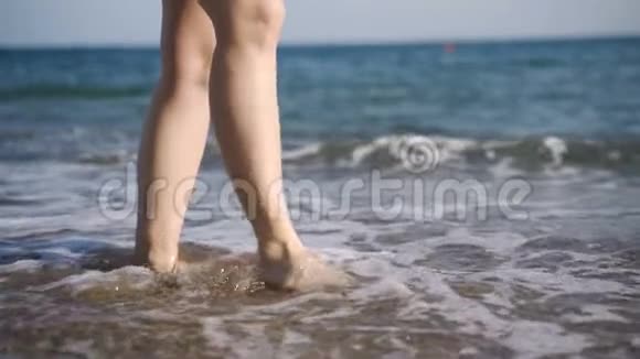 日落时赤脚上岸的徒步旅行者的女性脚视频的预览图