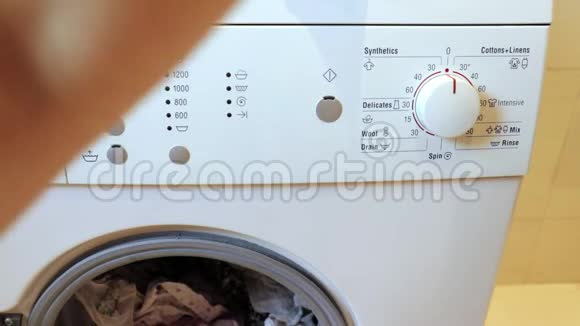 女人手关闭洗衣机打开洗涤程序按下前面板上的按钮视频的预览图