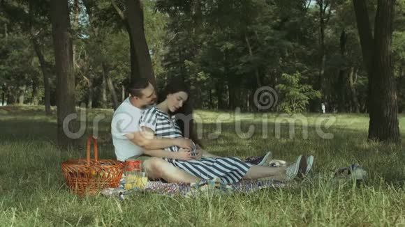 充满欢乐的一对夫妇期待着在公园里野餐视频的预览图