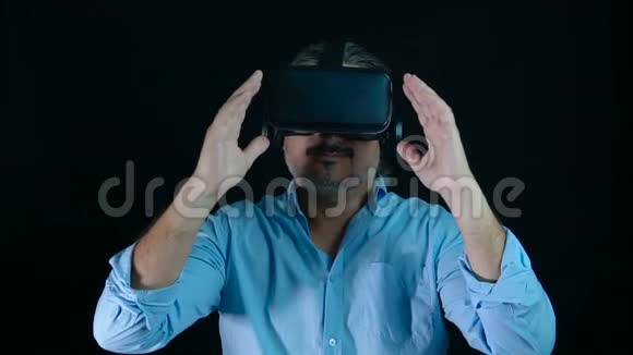 戴虚拟现实谷歌虚拟现实眼镜的成年男子视频的预览图