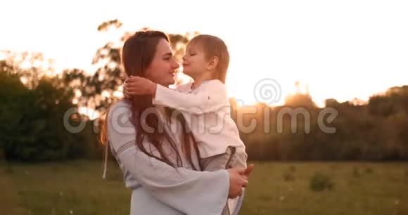 夏天日落时分男孩拥抱母亲一个慈爱的儿子和一个幸福的家庭感动视频的预览图