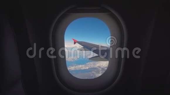 美丽的云和飞机的翅膀从窗口与一个美丽的蓝天4K视频的预览图