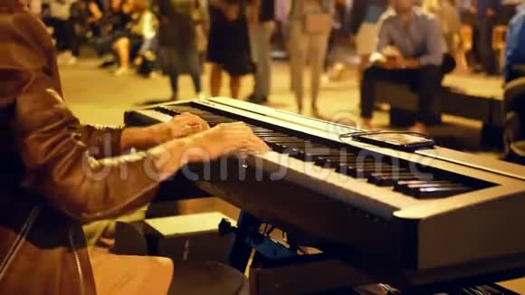 街边钢琴夜灯视频的预览图