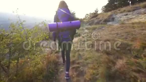 带背包的女旅行者双手举着山顶后景视频的预览图