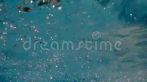 池中有气泡的水视频的预览图