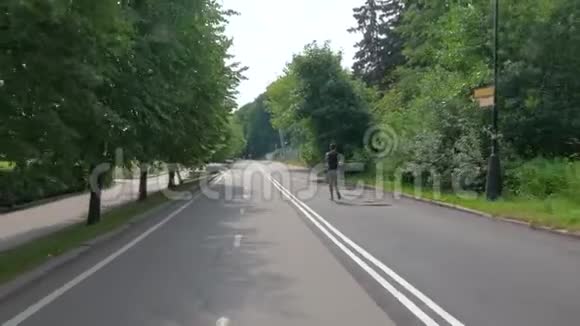 一个夏天男人一大早就在公园里慢跑视频的预览图