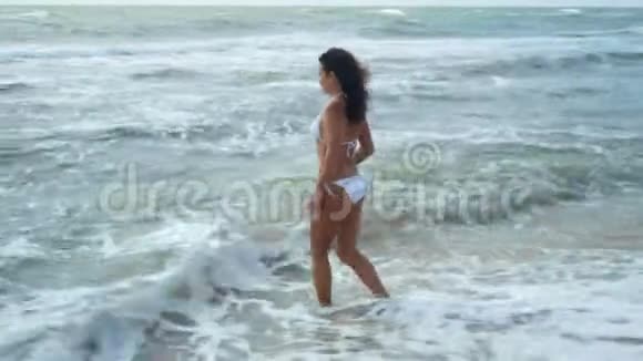穿着白色泳衣的漂亮女孩在小风暴中出海视频的预览图