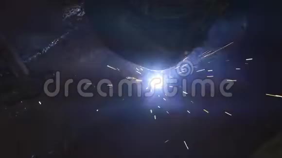 焊接机在黑暗中的散焦飞溅视频的预览图