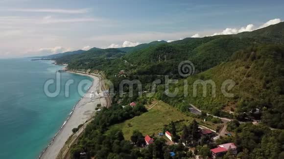 航拍4K视频索契附近的黑海海岸线公路南俄罗斯风景优美的沿海公路视频的预览图
