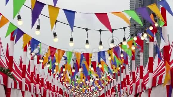三角形彩旗和灯泡在风中摆动它用来装饰庆祝欢乐视频的预览图
