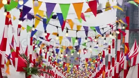 三角形彩旗和灯泡在风中摆动它用来装饰庆祝欢乐视频的预览图