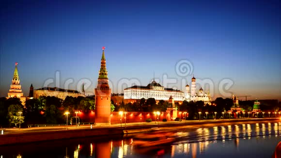 莫斯科克里姆林宫冬天的早晨黎明冰冻的莫斯科河克里姆林宫堤防视频的预览图