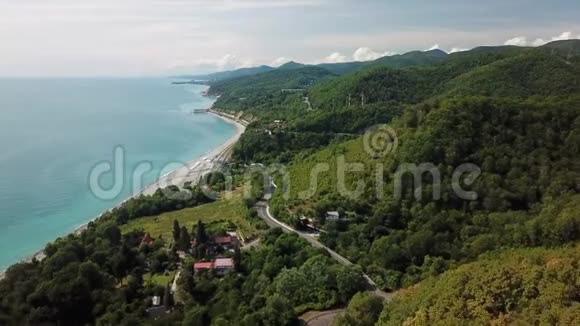 飞越群山沿途有汽车沿着黑海海岸4K视频视频的预览图