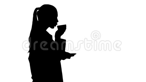 剪影年轻护士在散步时放松喝咖啡或茶视频的预览图