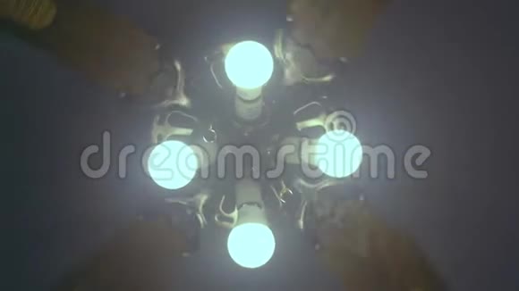 四个灯泡快速旋转的风扇天花板视频的预览图