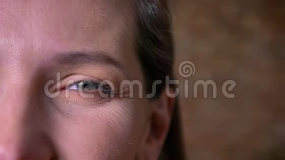 近景半张美丽的成年女性灰色眼睛直视镜头的肖像笑脸视频的预览图