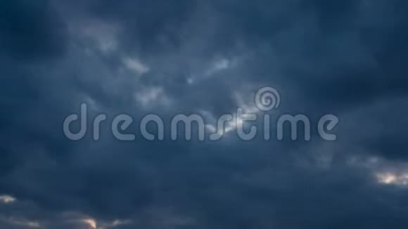 多云的夜空和暴风雨的云层视频的预览图
