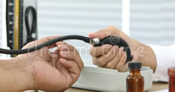 医生检查病人在医院血压视频的预览图