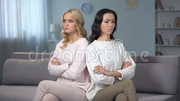 两个愤怒的女人坐在沙发上吵架朋友之间发生冲突视频的预览图