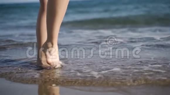 日落时赤脚上岸的徒步旅行者的女性脚视频的预览图