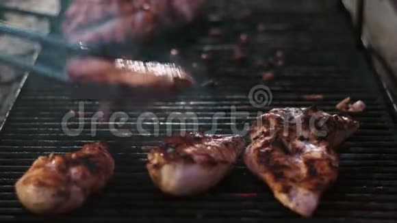 户外烤鸡肉片烤鸡肉烤在烤架上视频的预览图