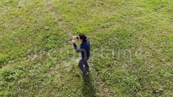 男子在公园锻炼空中锻炼运动健身健康生活方式视频的预览图