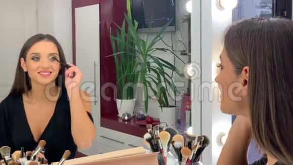 美丽的女人在美容室做专业化妆视频的预览图