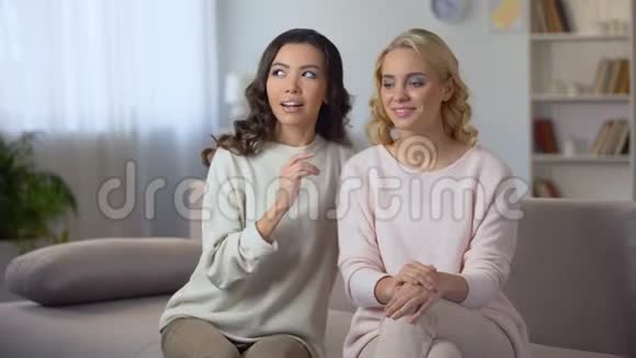 女人给女朋友讲故事一起在家玩八卦视频的预览图