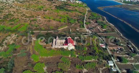 塔古城的空中全景和方济会修道院的遗迹视频的预览图