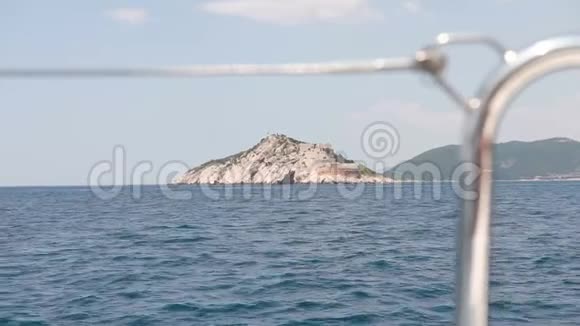 从游艇板上看到岛上有一座堡垒视频的预览图