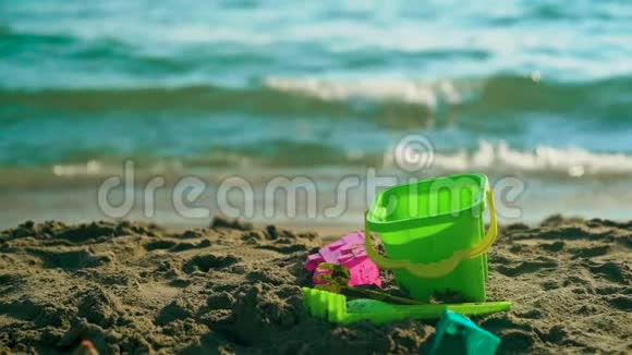 在海边玩玩具铲子夏日亲情概念假日放松慢动作视频的预览图