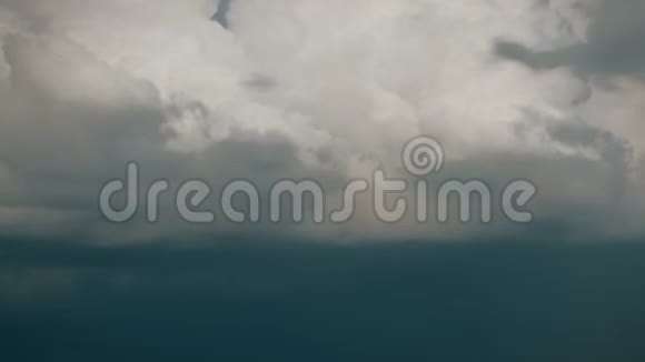 暴风雨的天空天空中云的快速移动时间流逝视频的预览图