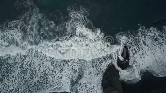 西班牙特内里费加那利群岛黑沙滩暗礁上海浪的高空俯视图视频的预览图