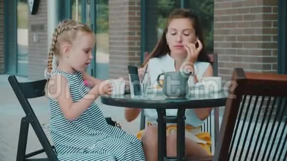 妈妈带着女儿在咖啡馆喝茶视频的预览图