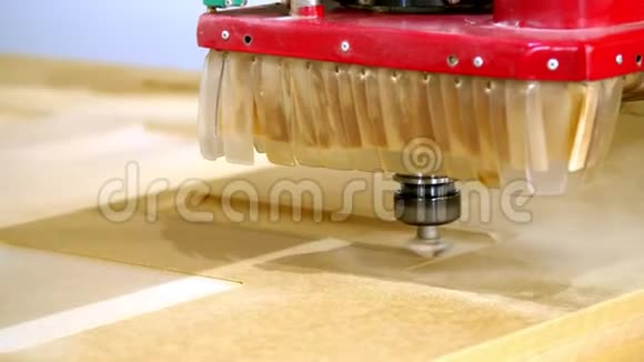 特写镜头特殊机器切割立面细节从中密度纤维板和木板加工木材的铣刨和锯床视频的预览图