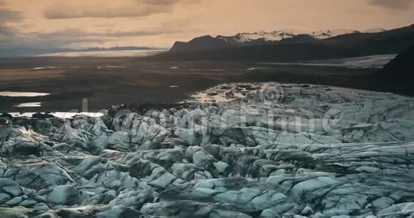 日落时冰泻湖的鸟瞰图科普特在冰岛火山灰的瓦特纳霍卡尔冰川上空飞行视频的预览图