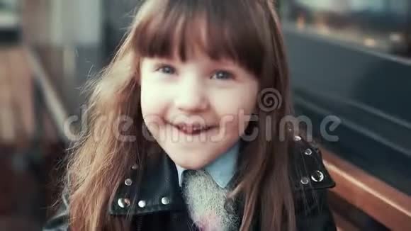 美丽的小女孩微笑着表情远远地看着镜头视频的预览图
