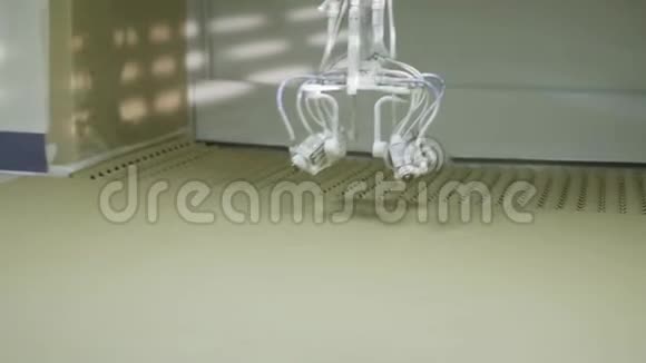 家具厂灯光室新的自动喷漆机专业设备视频的预览图