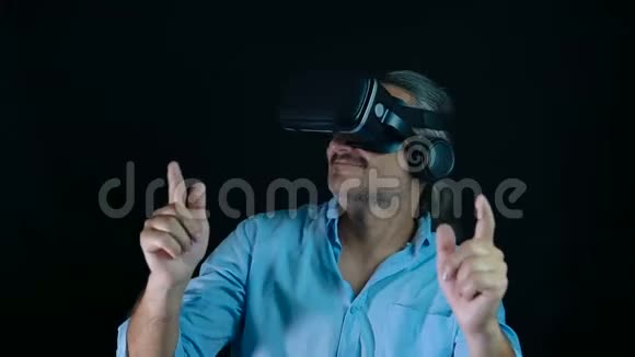 戴虚拟现实谷歌虚拟现实眼镜的成年男子视频的预览图