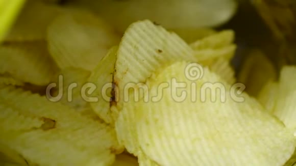 薯片是可以吃的袋子里的零食脂肪食品或垃圾食品旋转旋转视频的预览图