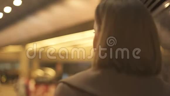 优雅的女士在购物中心散步独自度过一个晚上特写镜头视频的预览图