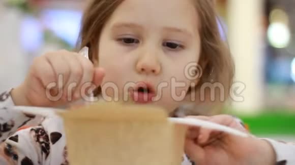 特写女婴吃奶酪意大利面儿童盒装吃快餐面食视频的预览图