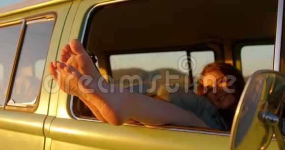 日落时分女人的双腿从货车窗外伸出来视频的预览图