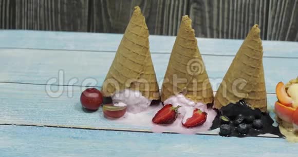 甜的融化冰淇淋球在华夫饼锥不同的浆果和水果视频的预览图