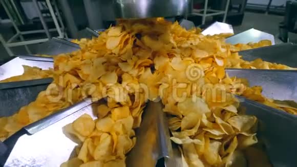 炸薯条沿着工厂的金属管道移动视频的预览图
