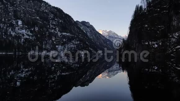 德国群山之间的巨大湖泊日落时分4k视频的预览图