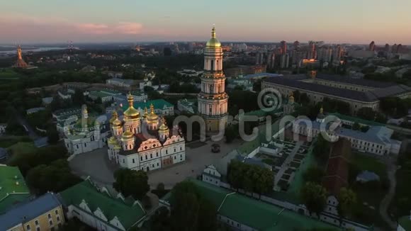 傍晚日落时鸟瞰基辅佩切尔斯克拉夫拉祖国大地景观视频的预览图
